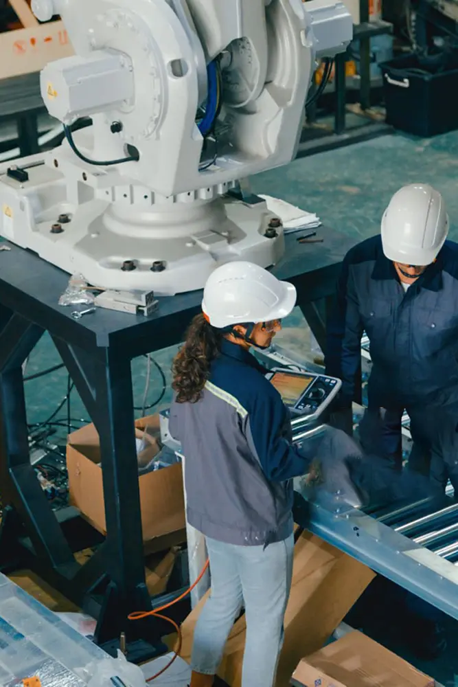 Ein Mann und eine Frau mit Helm an einer Mschine