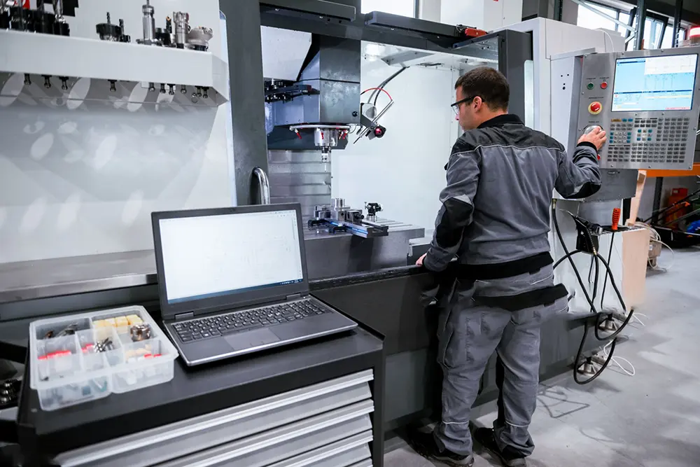 Arbeiter an einer automatisierten Bohrmaschine