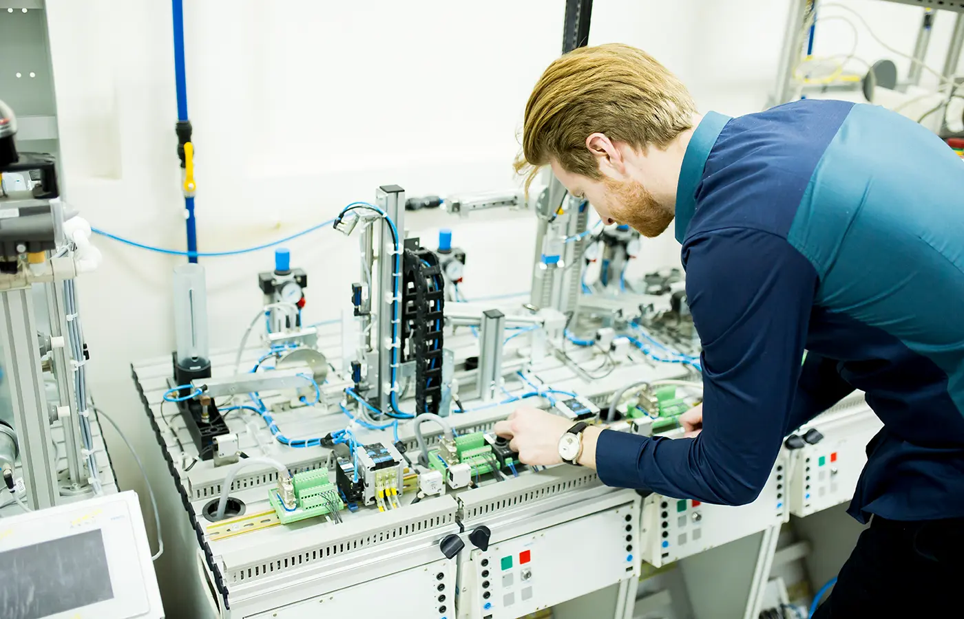 Mann bearbeitet Elektronik